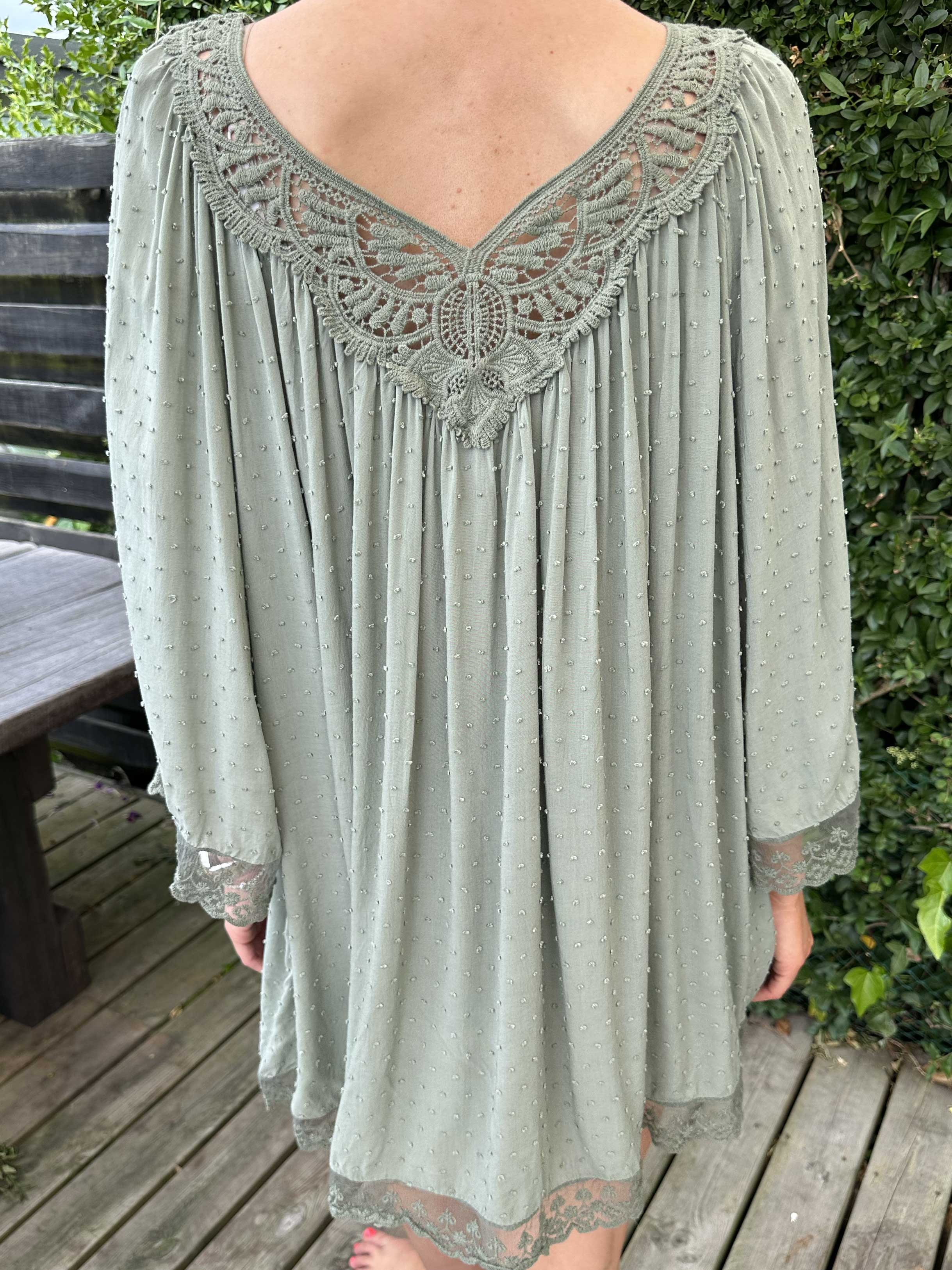 Benedicte - Söt tunika med broderade detaljer och spets - Beige